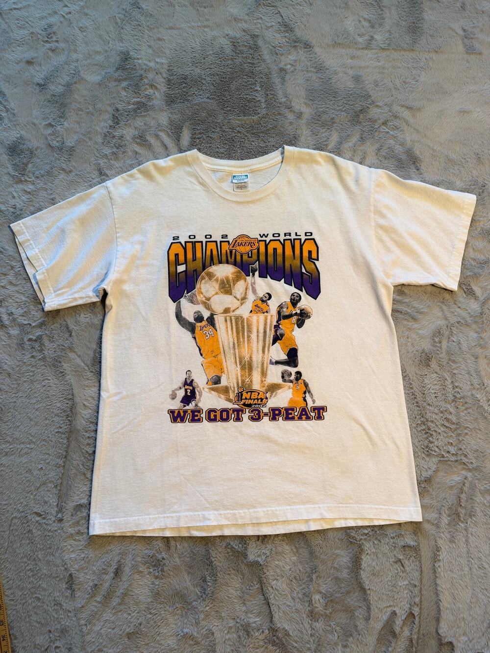 Vintage 2002 LA Lakers "We Got 3-Peat" World Champions Tee size xl/2xl
